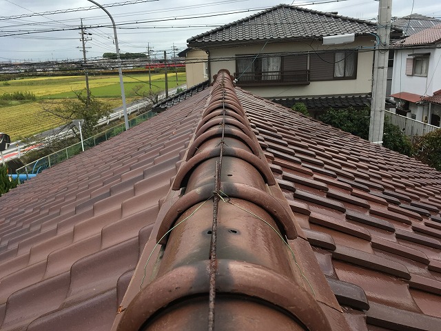 岐南町で瓦屋根の点検、棟のゆがみ、瓦の浮き・ズレ。冠瓦も横に大きくズレが発生し補修が必要